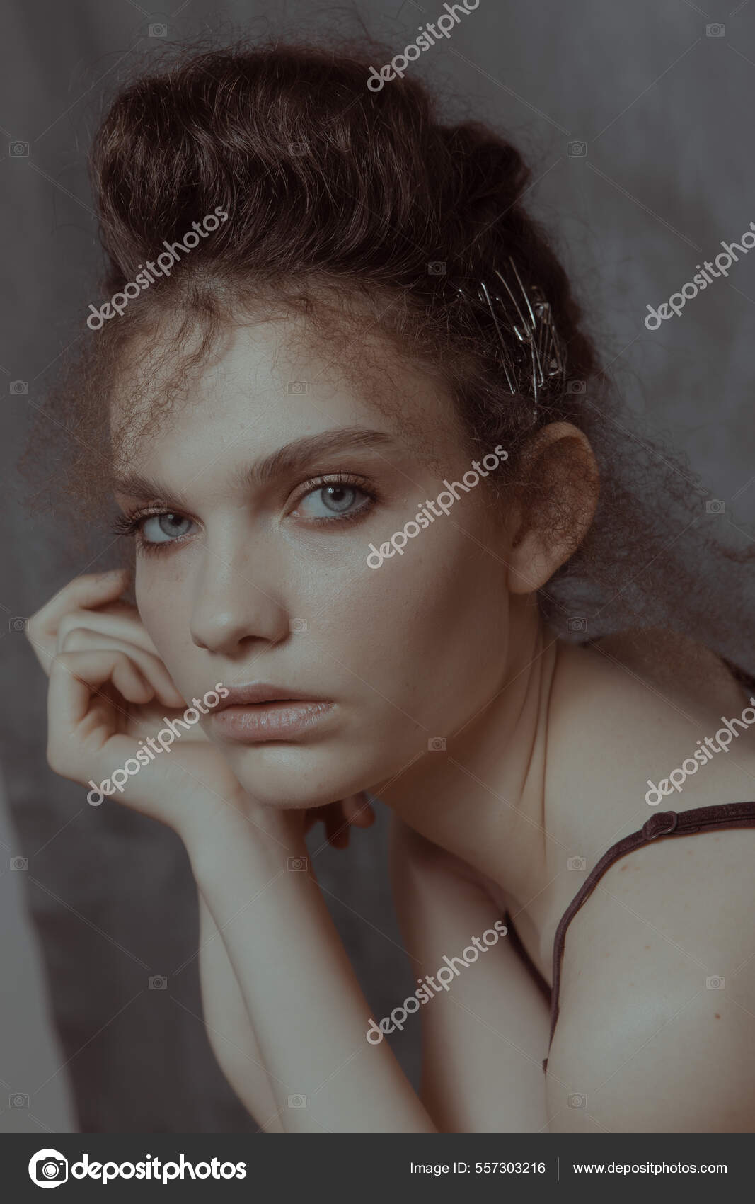 Retrato Arte Estilo Retro Uma Menina Bonita Com Cabelo Maquiagem fotos,  imagens de © alexbutko_com #557303216